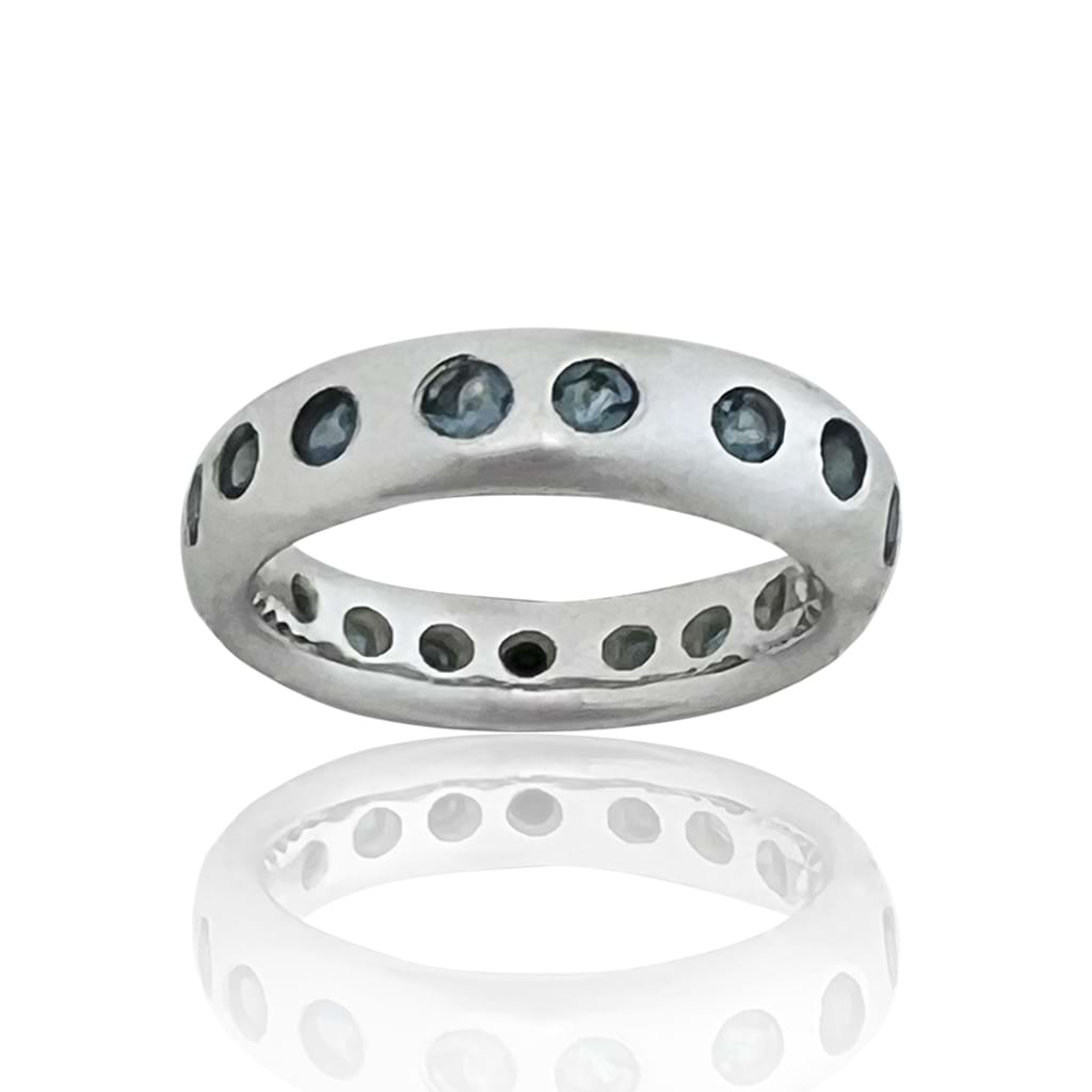 Eternity ring with oval silver band set with aquamarines gemstones